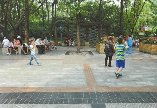 6月1日,成都人民公园高考降噪第一天,往日喧嚣的小广场变得很清静。