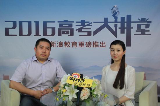 中国传媒大学南广学院招生计划与录取管理科科长刘瑞亮(左)