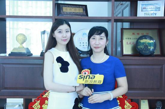 华南理工大学招生工作办公室主任周勤(右)