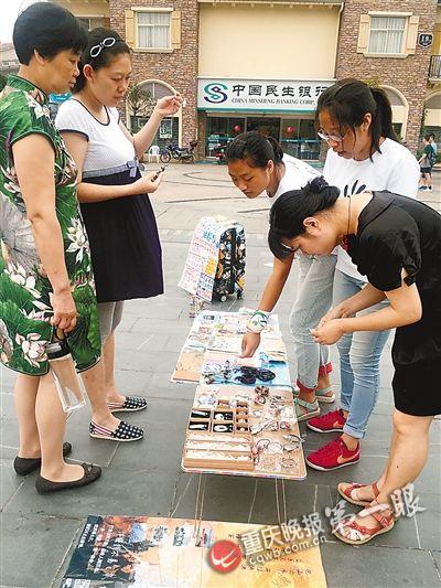 同学们在大学城熙街摆摊赚钱