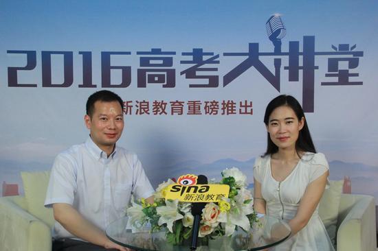 南京信息工程大学滨江学院招生办公室主任罗君(左)