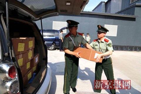 6月17日上午，北京地区四六级考卷由武警全程押运送至全市30余所高校的70余个考点。