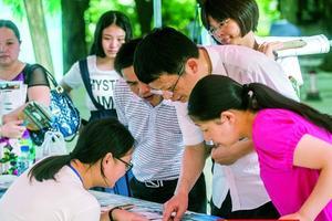 昨日,考生和家长来到南方医科大学校本部,在招生咨询摊位前询问。南都记者 谭庆驹 摄