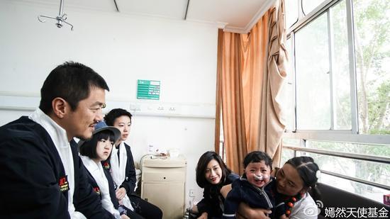 童童与李嫣看望小患者