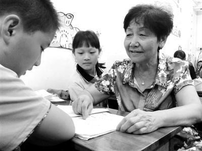 王冬姣正在为农民工子女上课。