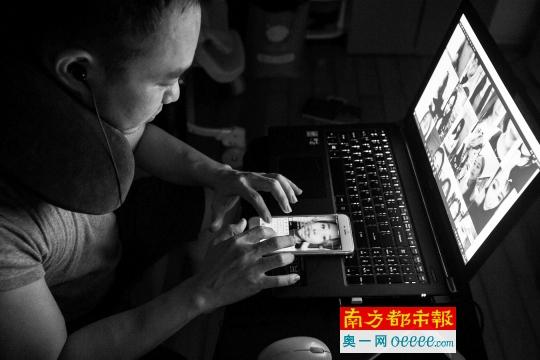 回到家,大新打开手机A pp,并用电脑登录直播,寻找有潜质的主播