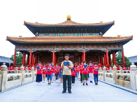 图为晨起诵读