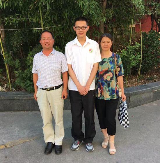 孙昊和妈妈以及刘新春教授在平阴一中家属院。刘新春/摄