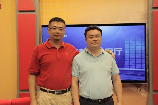 京翰教育副总裁姜振鹏(左) 学习宝CEO 黄涌涛(右)