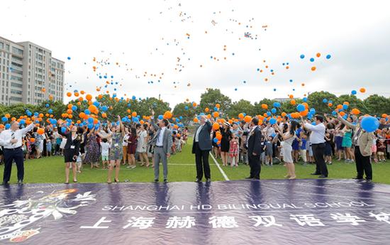 把代表着梦想的气球放飞
