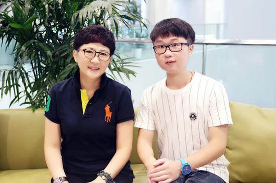 李俊亨(右)和黄德容老师(左)