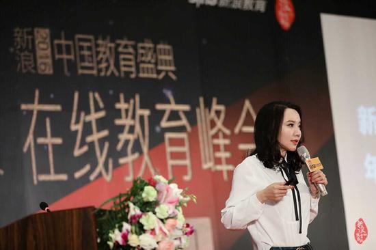新浪教育频道总监梅景松在新浪2016中国教育盛典在线教育峰会现场致辞并发布《2016年度在线教育用户白皮书》
