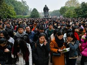 公务员国考外衣镶嵌着“一劳永逸”的徽章