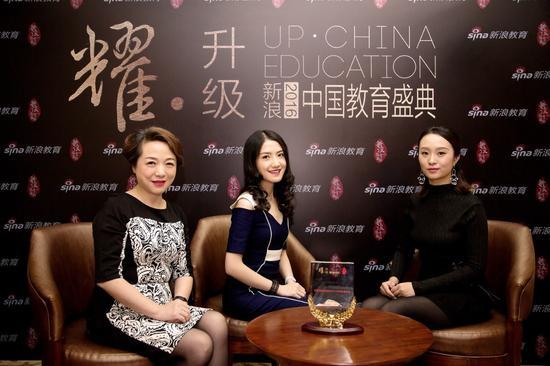 曹晨阳与妈妈参加新浪教育盛典