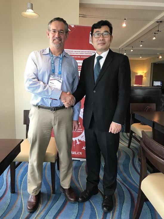 图说: AIRC前主席Ross Jennings与金吉列留学常务副总裁郑应文先生
