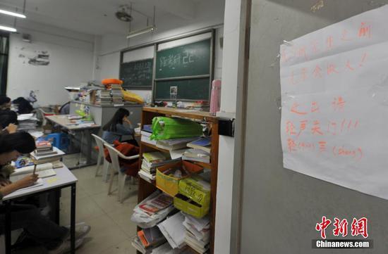 “考研大军”们正在进行最后的冲刺。 张斌 摄
