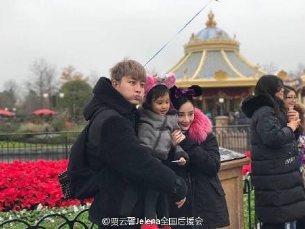 贾乃亮一家合照