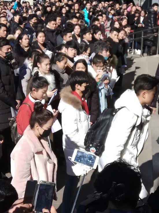王俊凯来了,北影万人空巷