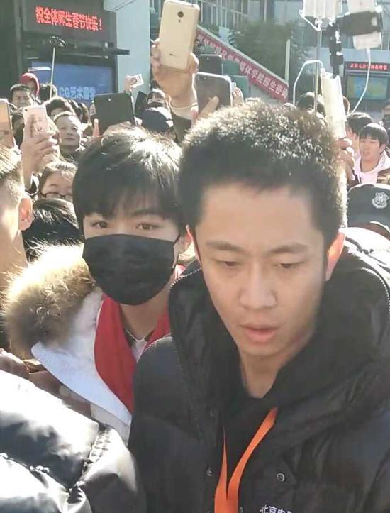 王俊凯来了 北影万人空巷