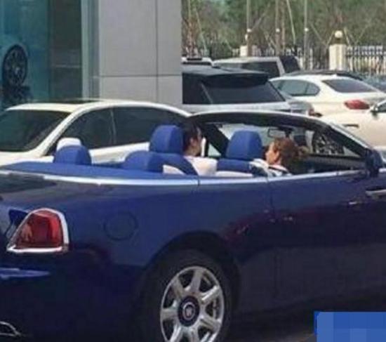 王思聪坐拥豪车 老爸却说:差不多开就行