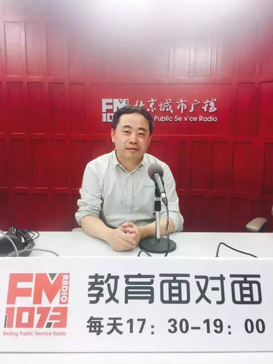 张鹤 海淀区教师进修学校数学教研员、北京市正高级教师、北京市数学学科特级教师, 著有《分享数学智慧的人》和《数学教学的逻辑—基于数学本质的分析》两部专著