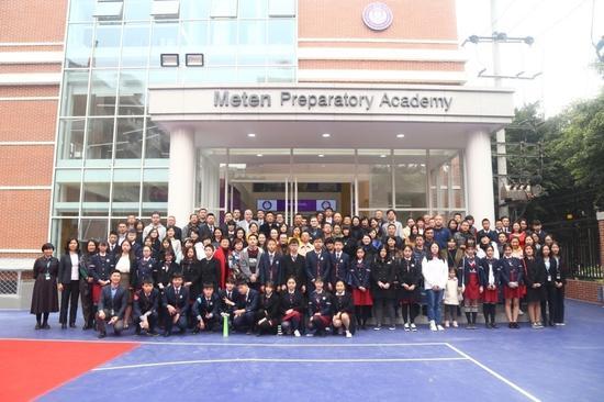 嘉宾、老师、学生在教学楼前合影