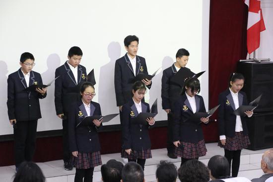 学生们表演节目