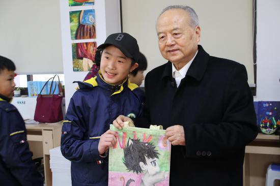 学生与高振普老先生分享画作