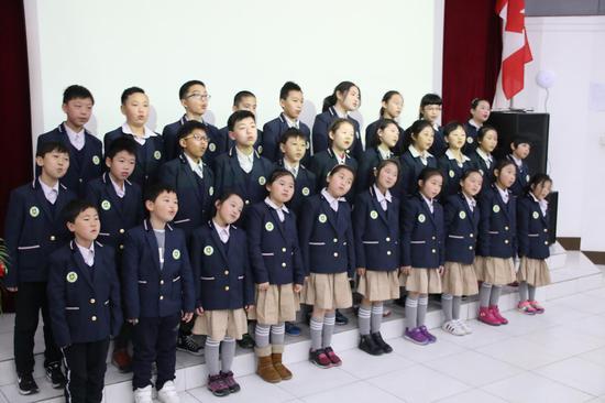 学生们表演合唱