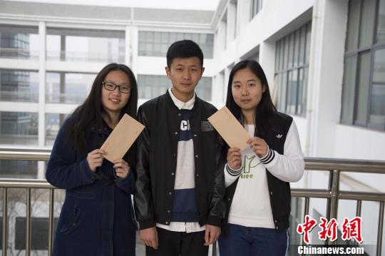 收到信件的女生与周鹤龄合影 钟欣 摄
