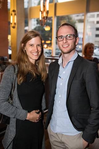 (右侧:Airbnb创始人Joe Gebbia)