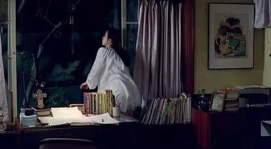 《饮食男女》中信誓旦旦要守着父亲的未婚大姐,听到发春的猫叫声也会心烦意乱