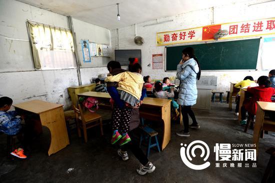 日复一日,都是婆婆将娜娜背进教室。