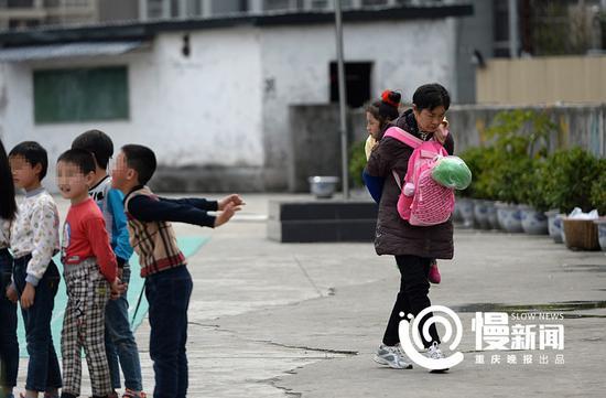 婆婆已经78岁,她不知道自己还能背着娜娜上几年学。