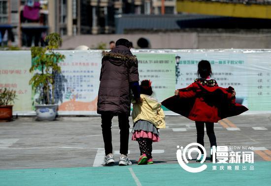 课间休息,婆婆牵着娜娜散步玩耍,还要随时提防调皮学生的“骚扰”。