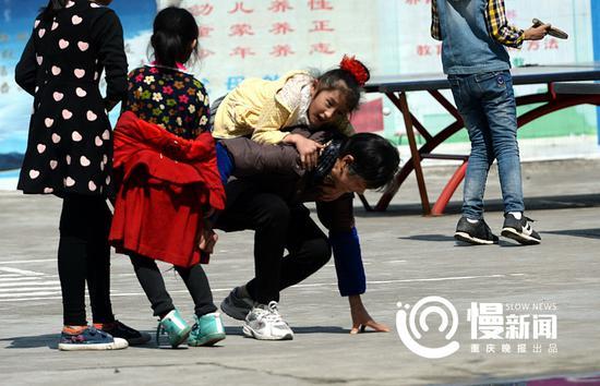 每次背起娜娜,婆婆都显得很艰难。