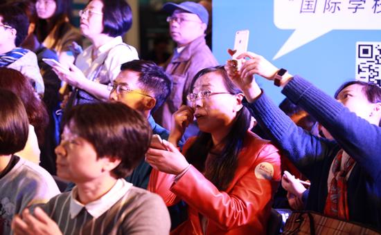 家长在现场拍下嘉宾演讲内容