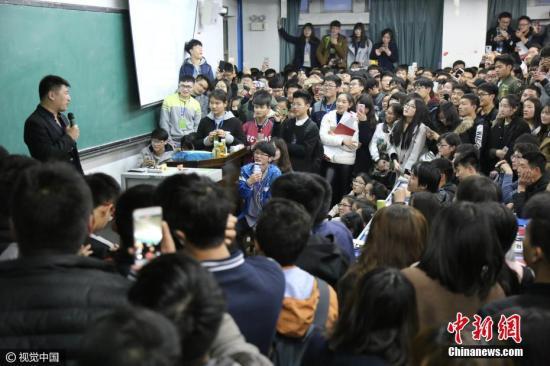 资料图:网红教师讲考研千人围观,学生为听课爬窗台。 图片来源:视觉中国