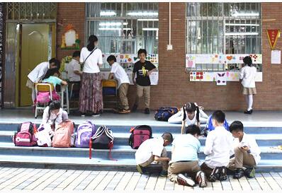 华阳小学天河东校区,放学后学生在课室外活动。信息时报记者 叶伟报 摄
