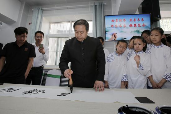 龙主席现场题字 名家雅集笔会 摄 云凯杰