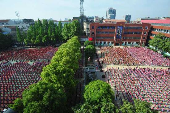 邾城一小有4400名小学生,每周一的升旗仪式场面壮观。记者 彭年 摄