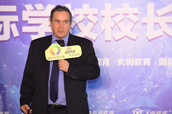 青岛墨尔文中学校长 约翰·肯尼