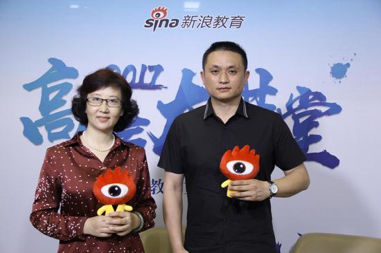 长安大学招办主任丁珊(左)和学工部资助中心主任欧阳韬(右)