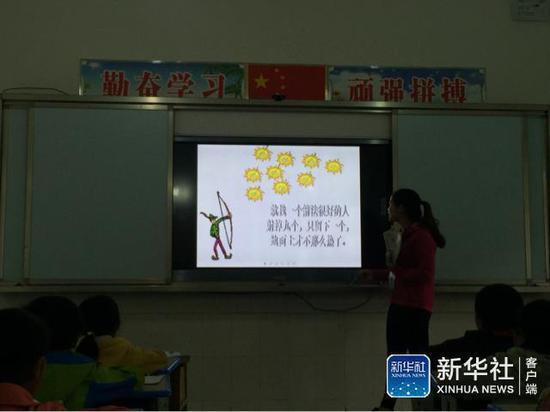 小花老师正在讲的课是《太阳》,这是一篇说明文,课文中提到太阳距离地球有多远时,小花老师举例子,咱们班里离学校最远的同学要走8公里回家,太阳跟地球的距离要远得多。记者 高洁 摄