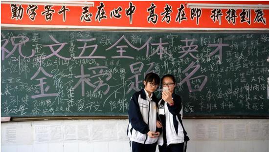 6月4日,学生在教室里合影留念。
