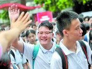 广东高考生评作文:时政热点多 读报更好写