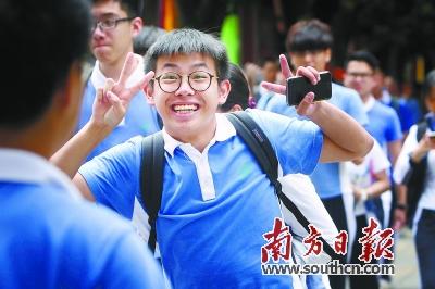 6月7日上午,深圳福田中学,一考生步出考场时对着同学摆出搞怪姿势,十分激动。南方日报记者 朱洪波 摄