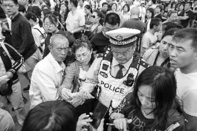 长春,一位执勤交警拾到了考生准考证 这样的场景,昨天许多地方都在上演