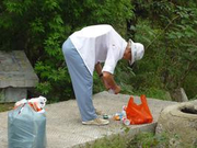 高考陪考家长素质不一:七旬老人边陪考边捡垃圾