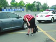 高考生向送考司机深鞠躬走红 拦6车才有人理(图)